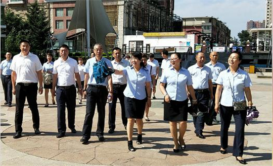 13.物业治理学院进行环境景观参观互换会_副本.jpg