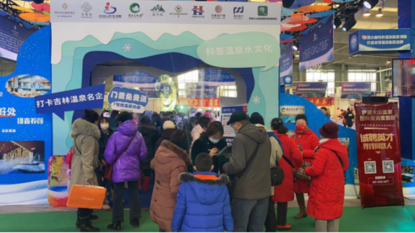 9.BBIN宝盈集团南山温泉酒店展台前参观游客多多_副本.png