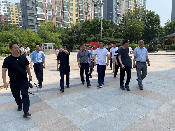 4.评委团实地相识园区环境.jpg