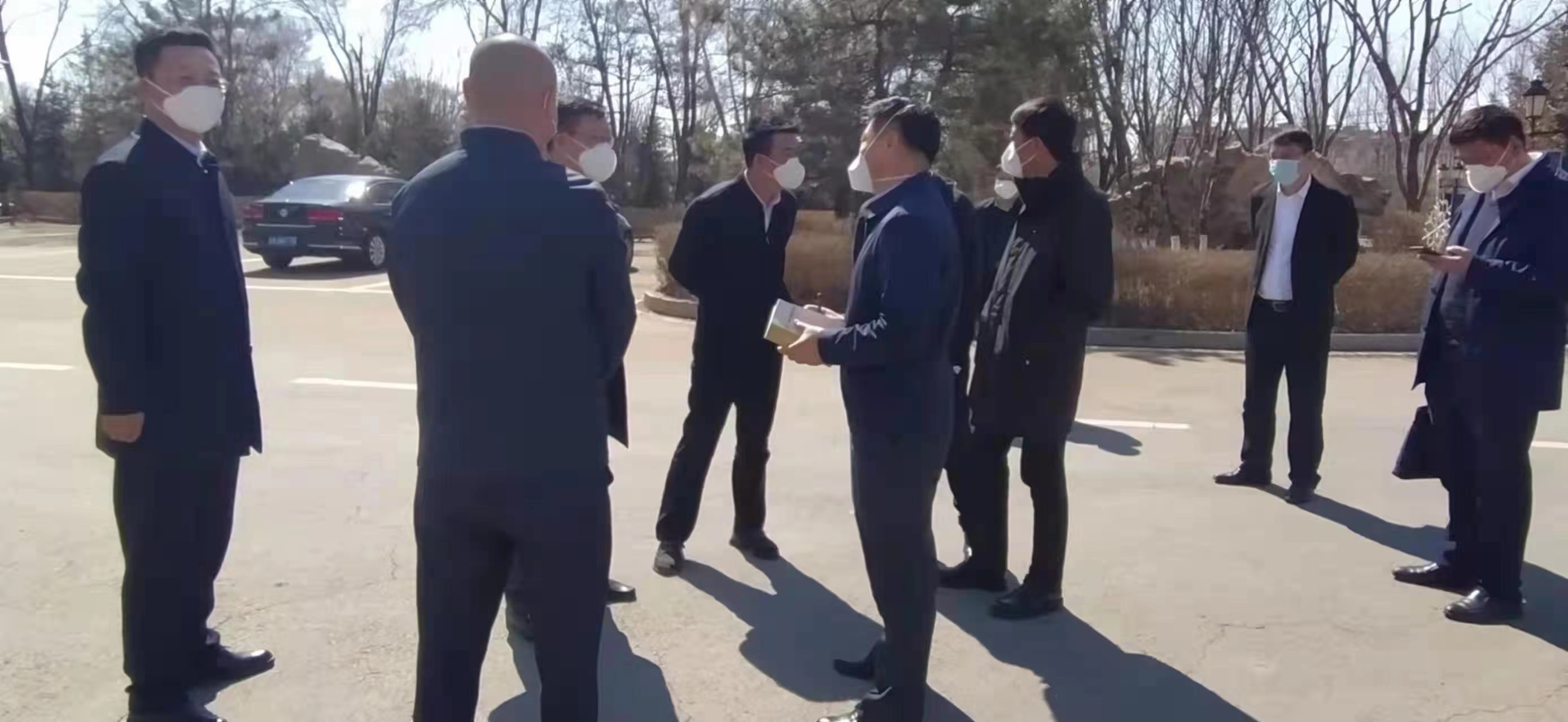 8.张志军书记一行与酒店公司疫情防控有关工作人员进行互换.jpg