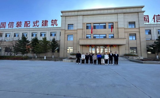 11.长春构筑学院应届生来到装配式总公司参观口试（助忙处置下照片，凸显人物）_副本.jpg