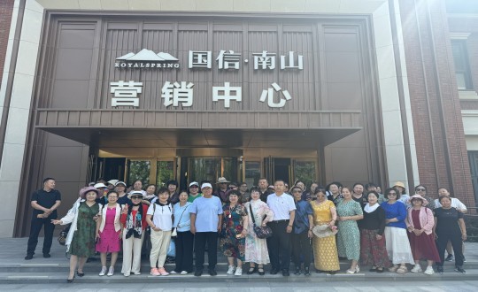 3.经开区活动总会走进BBIN宝盈集团·南山温泉城合影留想_副本.jpg