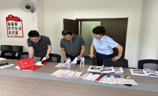 11.向阳区社工部科长李博一行光临物业党支部领导党建工作_副本.jpg