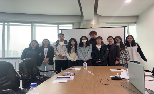 24.长春大学学子与BBIN宝盈集团健全产业集团居家事业部员工合影留想_副本.jpg