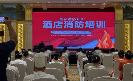13.酒店公司进行消防安全培训与实战演练_副本.jpg