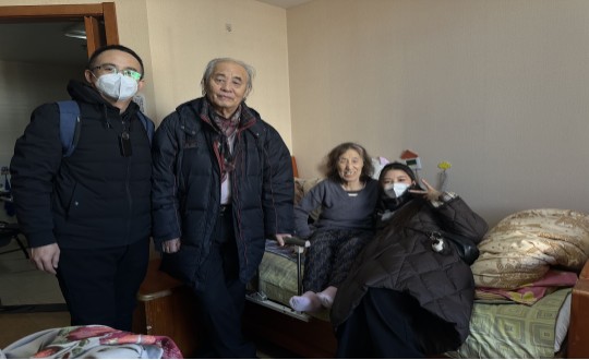 10.健全产业集团居家服务事业部同事与吴奶奶合影留想_副本.jpg 10.健全产业集团居家服务事业部同事与吴奶奶合影留想_副本.jpg
